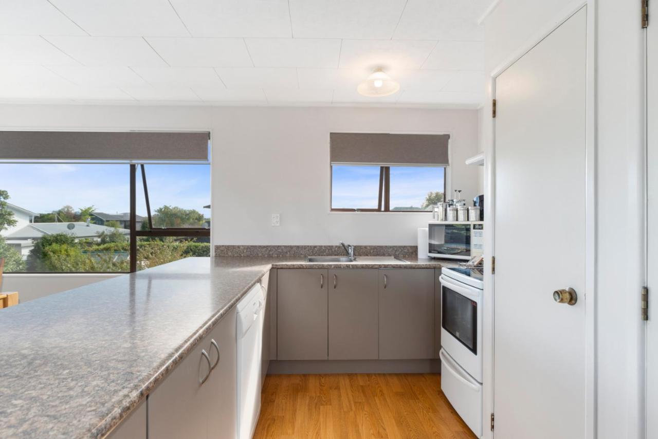 Rainbow Lake House - Lake Taupo Holiday Home Экстерьер фото