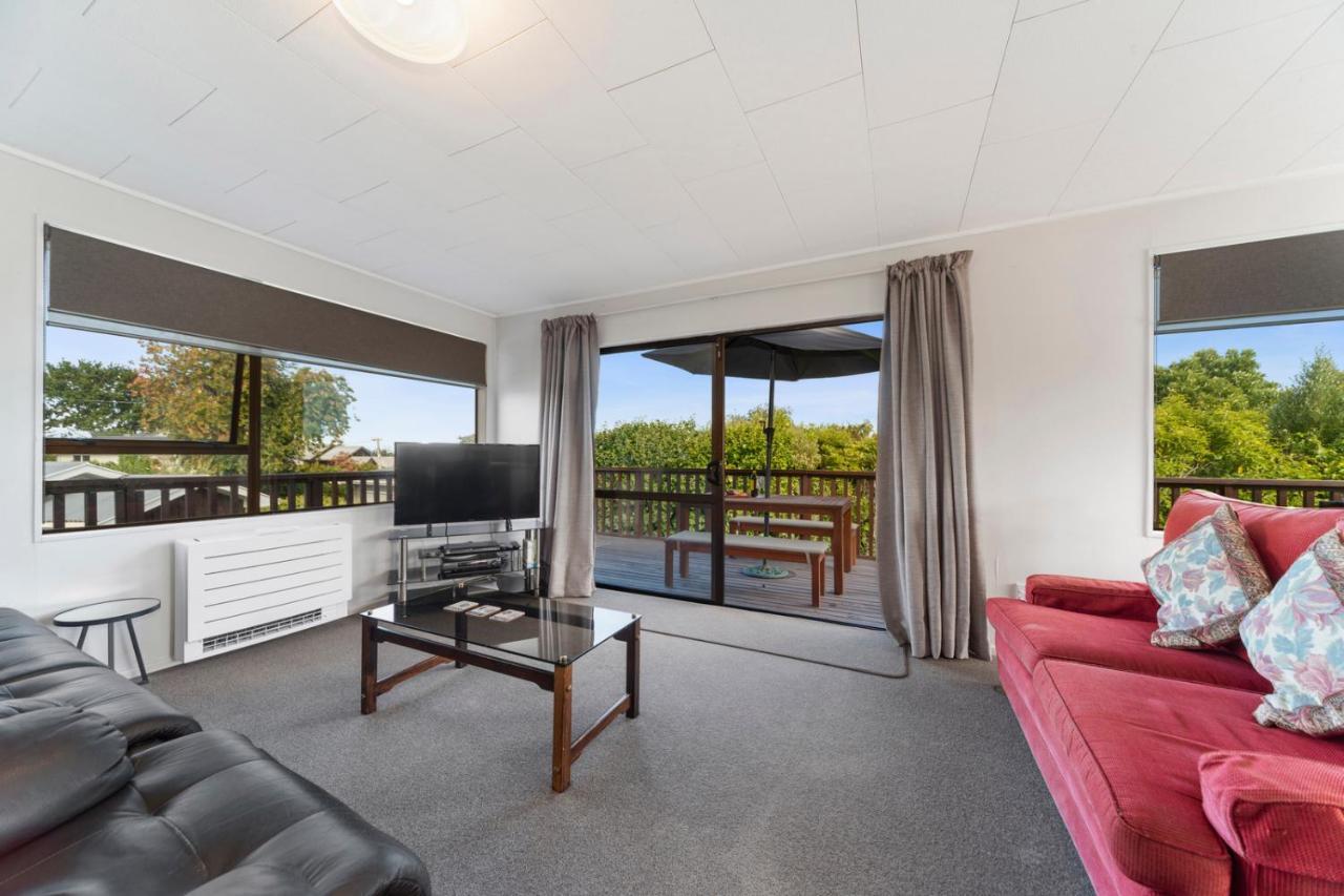Rainbow Lake House - Lake Taupo Holiday Home Экстерьер фото
