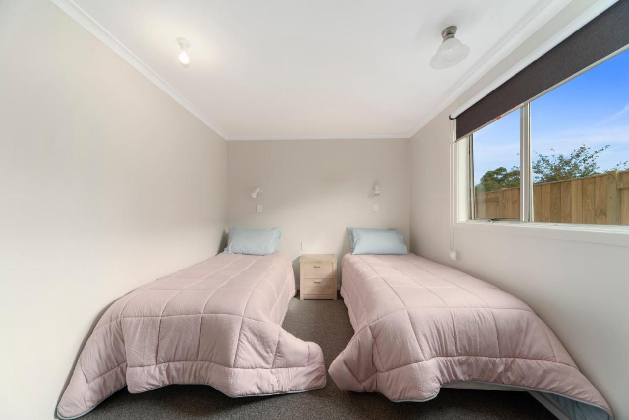 Rainbow Lake House - Lake Taupo Holiday Home Экстерьер фото