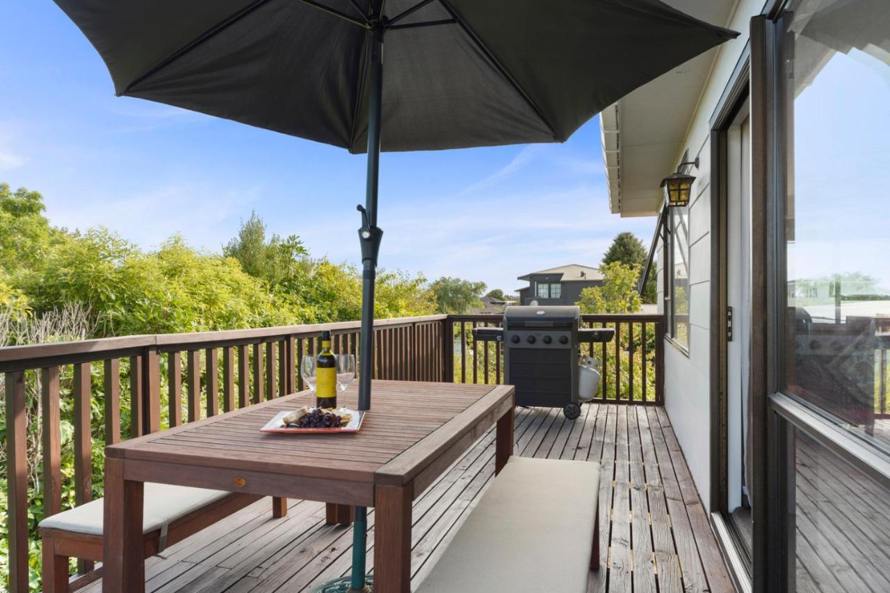 Rainbow Lake House - Lake Taupo Holiday Home Экстерьер фото