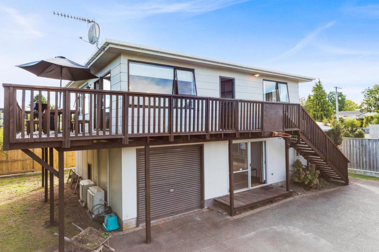 Rainbow Lake House - Lake Taupo Holiday Home Экстерьер фото